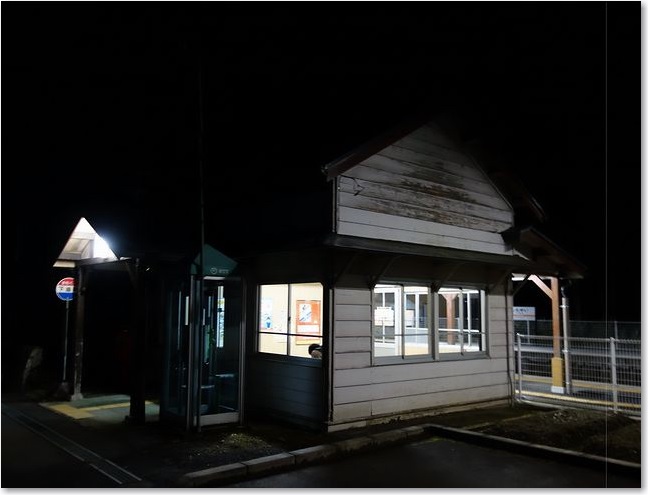 89駅舎を右から