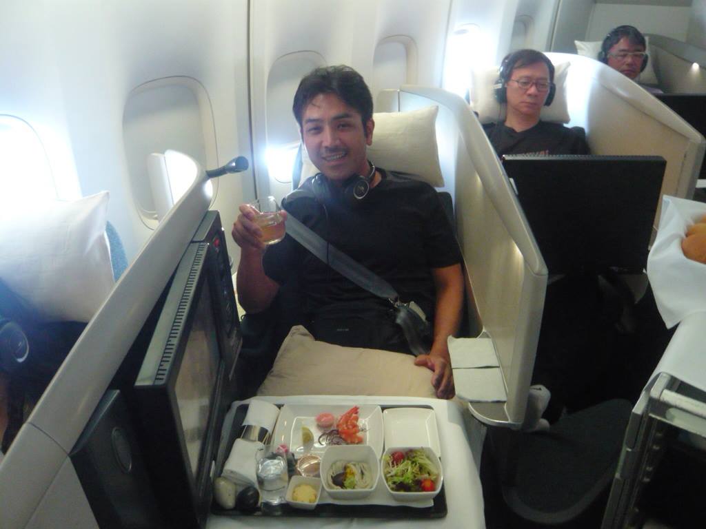 一番最後に搭乗すると搭乗券を破られ別の搭乗券をもらう。<br />なんと我が人生3度目の二重予約(ダブルブッキング)でビジネスクラス。<br />お腹いっぱいで眠たかったがそんなことは吹き飛んだ。