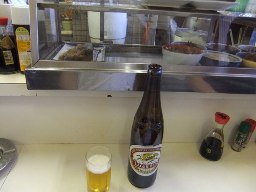 よっちゃん食堂＠浦安魚市場でビール20120826.JPG
