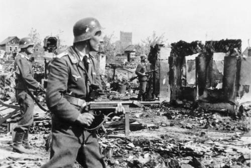 Bundesarchiv_Bild_183-B22478,_Stalingrad,_Luftwaffen-Soldaten_in_Ruinen.jpg