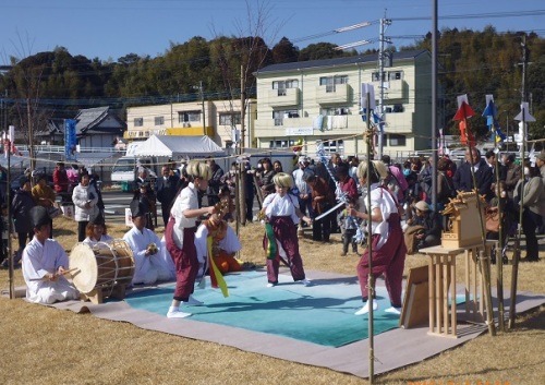 1502011115アトラクションの幕開けは巨田子ども神楽.jpg