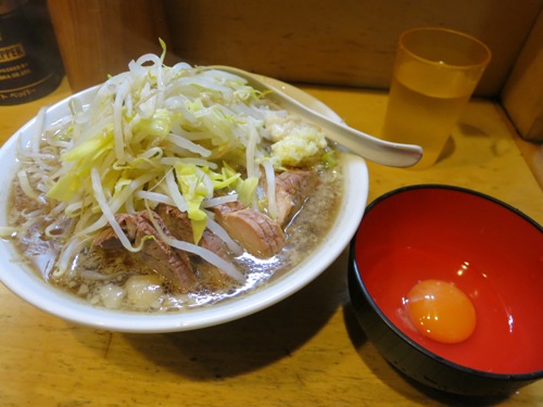 20120225_ラーメン二郎荻窪店ブタ入りラーメンに生玉子.JPG