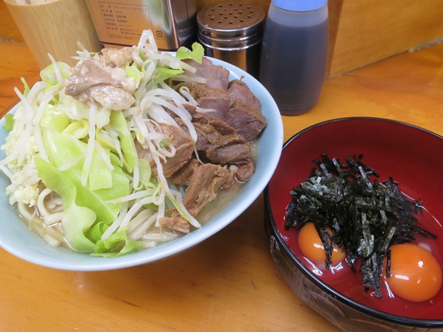 20150303_ラーメン二郎 新橋店_ブタ入りと生とじ玉子.JPG