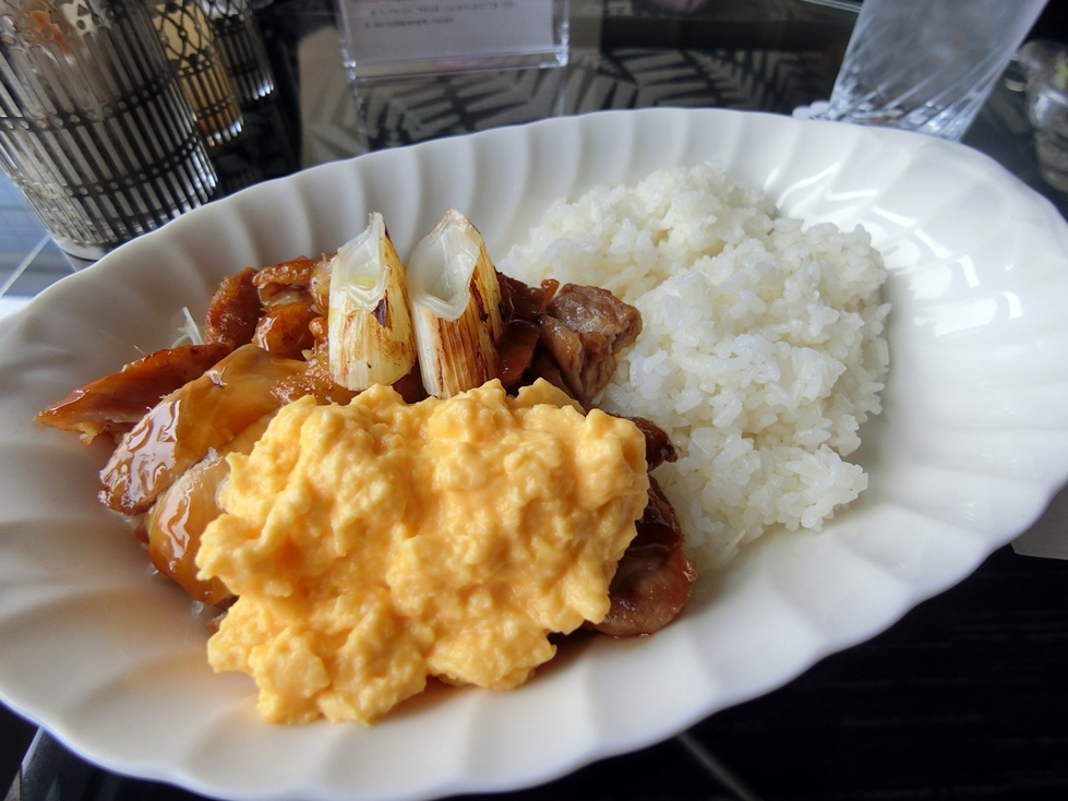 バー・ラウンジ ＬＥＶＥＬⅩⅩⅠ　スクランブルエッグとチキンの照り焼き丼.JPG