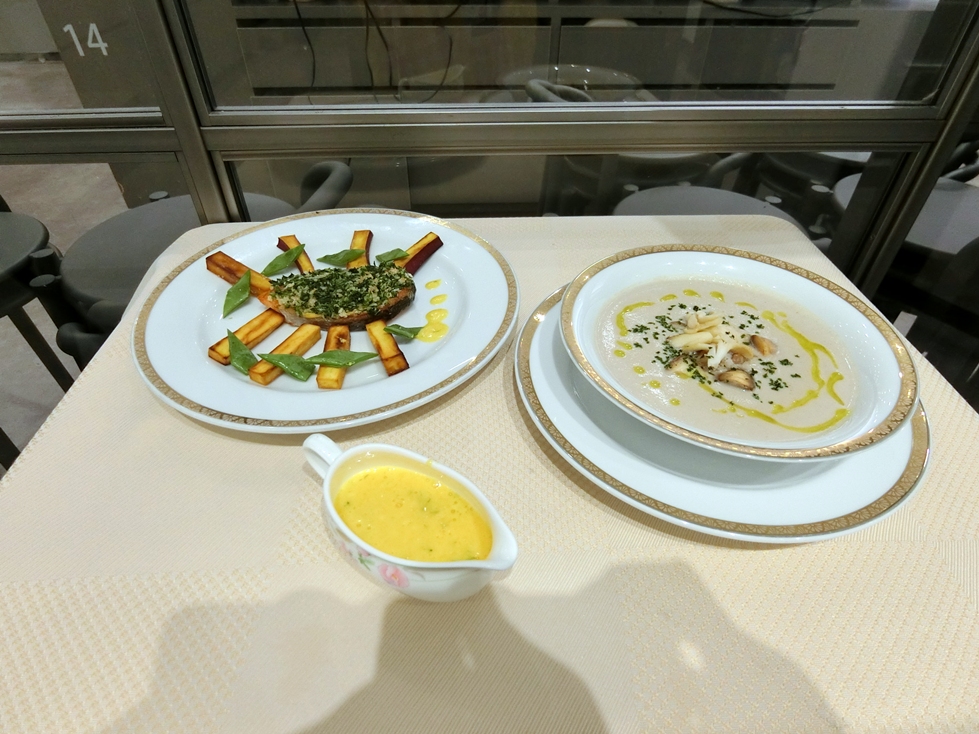 東京會館　ノルウェーサーモンのダルヌ＆3種類の茸のクリームポタージュ.JPG