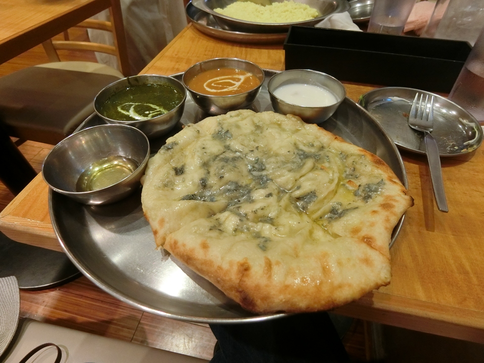 インド定食　ターリー屋　２色カレー定食・ゴルゴンゾーラチーズナン.JPG