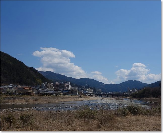 21右には飛騨川