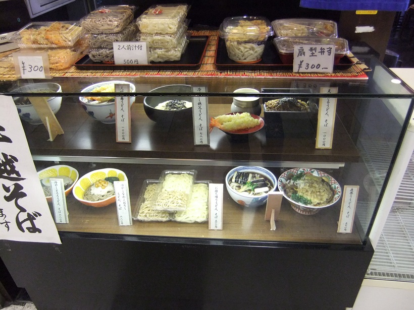 秩父そば熊谷駅ビル店のショーケース20121225.JPG
