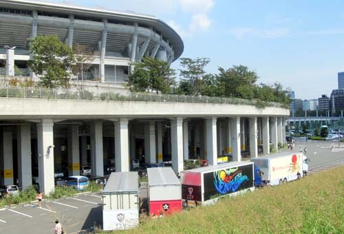 ENDLESS SUMMER 日産スタジアムとツアートラック 5.JPG