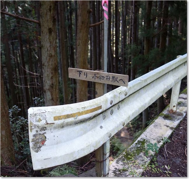 107小さな案内板