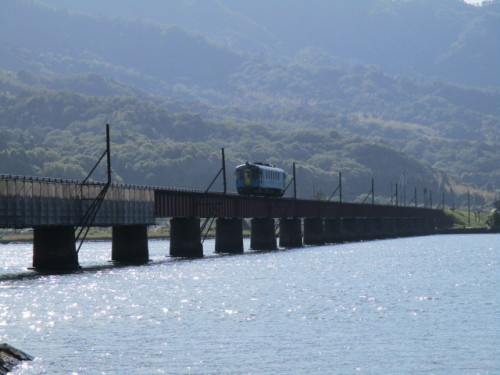 由良川を渡る普通列車