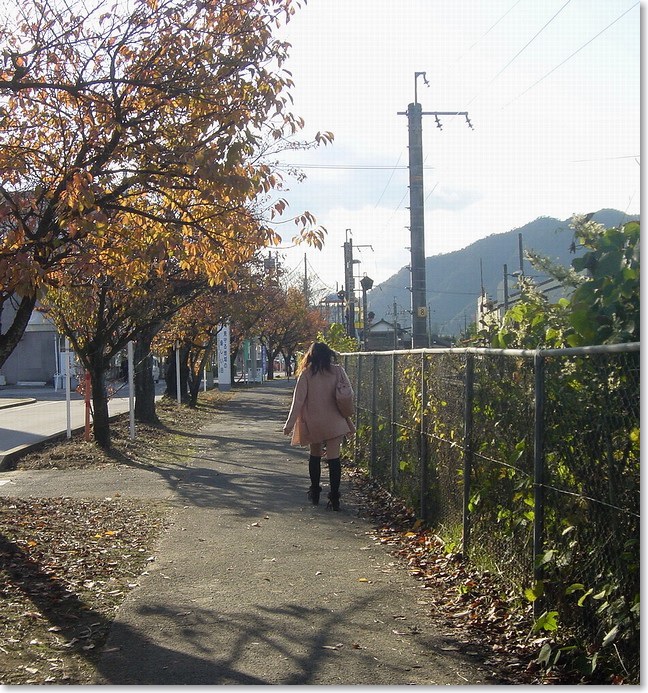 23落ち葉の歩道で・・・