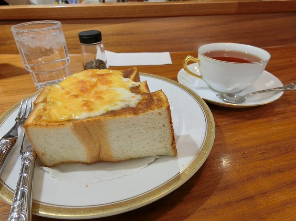 丸福珈琲店　三種のチーズのカレートーストセット　トースト＆ホットティー.JPG