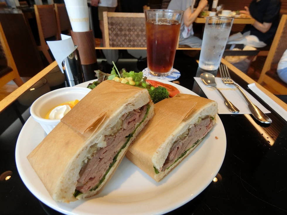 カフェ木村屋　黒毛和牛のローストビーフサンド＆アイスティー.JPG