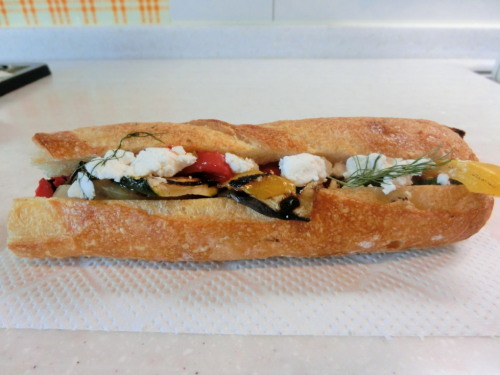 Ｄ＆Ｄ　グリル野菜とシェーブルチーズのバゲットサンド　側面.jpg