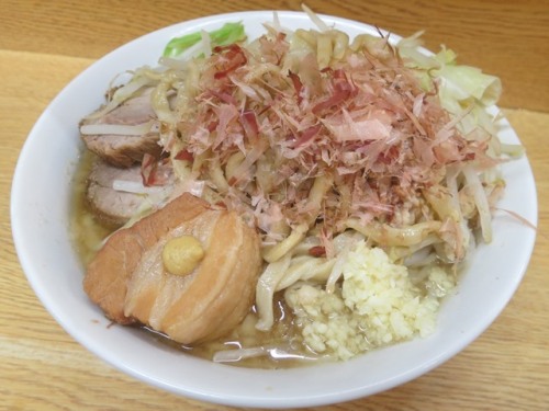 20150712_ラーメン二郎 環七新代田店_小の少な目にバラの角煮かつおぶし載せ後.JPG