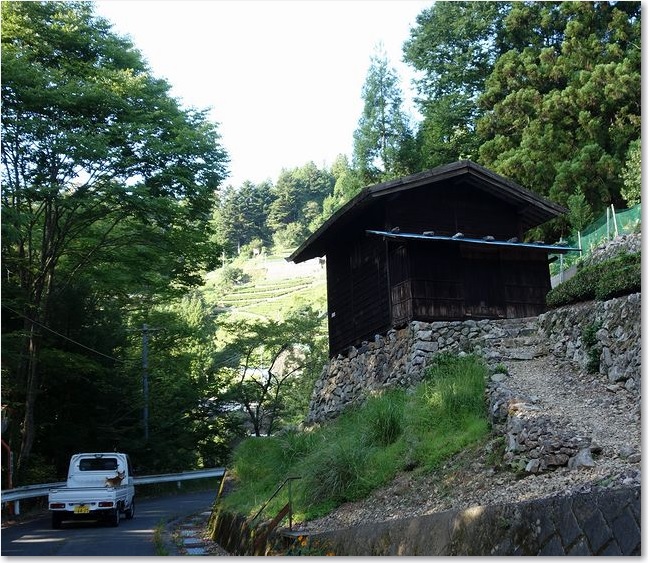 100小屋と軽トラ