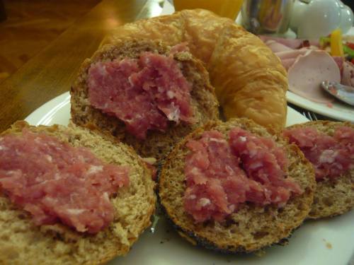 メットハップンをパンに乗せて、と。<br />
ワトリくん、いただきますよ。(^O^)