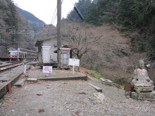 お地蔵様と30000系特急こうや