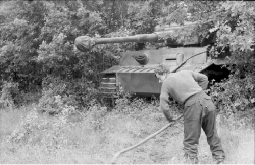 Bundesarchiv_Bild_101I-022-2935-18A_Russland_getarnter_Panzer_VI__Tiger_I_.jpg