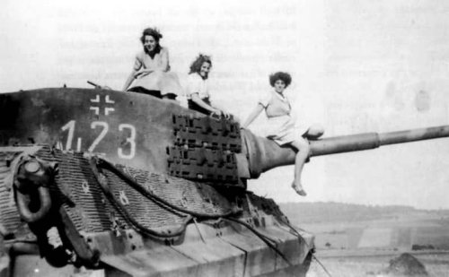 Tiger_2_tank_turret_number_123_with_zimmerit.jpg