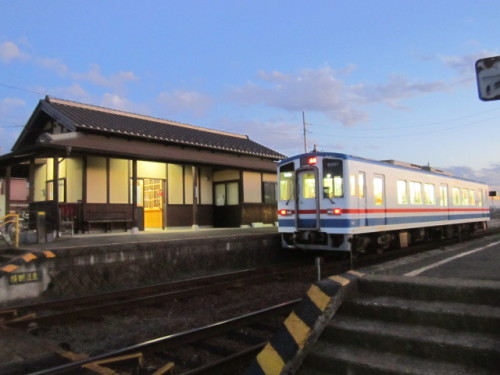 騰波ノ江駅に停車中の列車