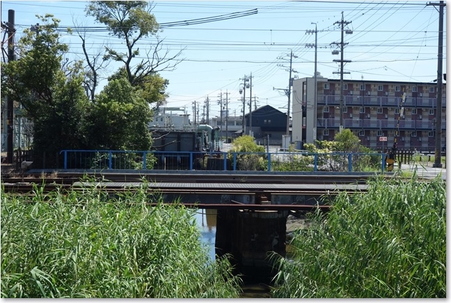 20左には関西線の中鉄橋