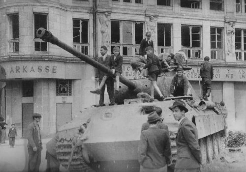 Panther_tank_Berlin_1945.jpg