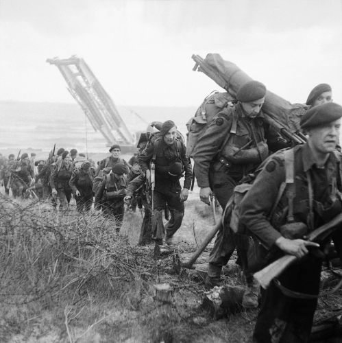 Royal_Marine_Commandos_attached_to_3rd_Division_move_inland_from_Sword_Beach_on_the_Normandy_coast,_6_June_1944__B5071.jpg