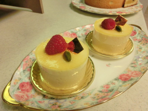 東京會舘　パッションフルーツとハチミツのケーキ.jpg