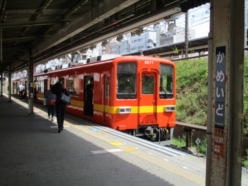 亀戸駅に停車中の8000系リバイバルカラー