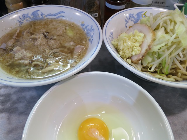 20131024_らーめん大練馬店_肉汁きのこつけ麺と生卵web.JPG