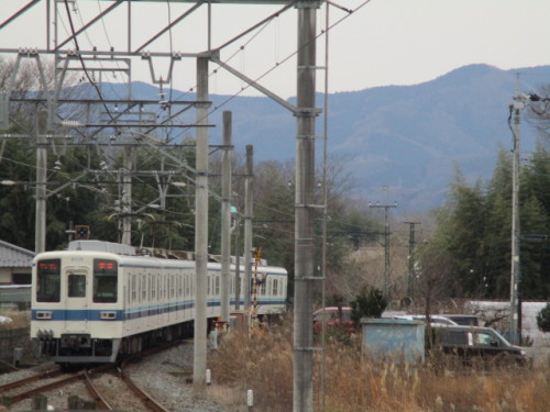 鉢形駅を出る列車