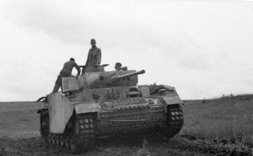 Bundesarchiv_Bild_101III-Adendorf-097-20,_Russland,_Panzer_III_der_Waffen-SS.jpg