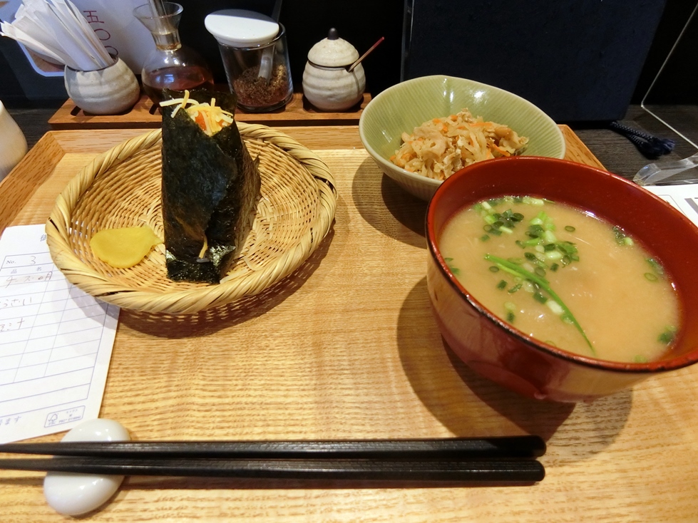 むすびや　明太チーズ・本日の総菜・味噌汁.JPG