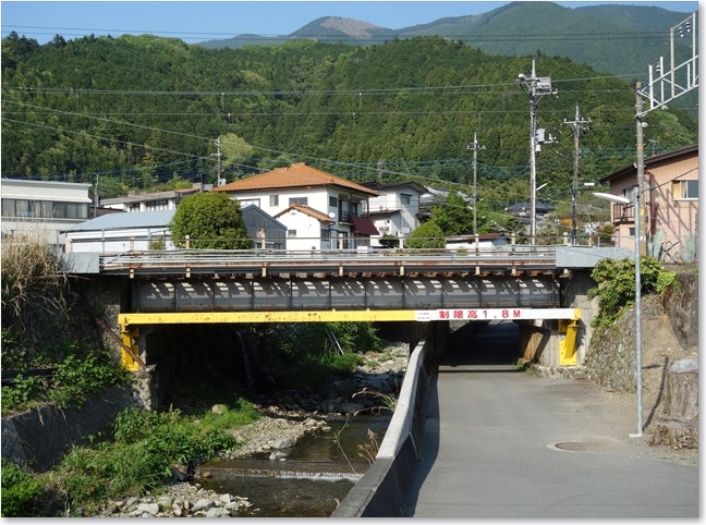 33右には鉄橋