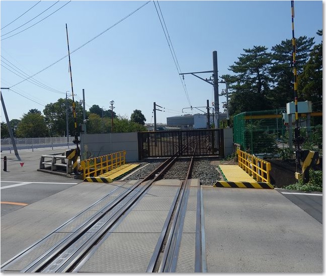 85向こうが日本車両?