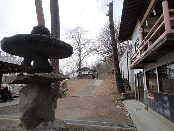 11.29　神社の前の道を行くs.jpg