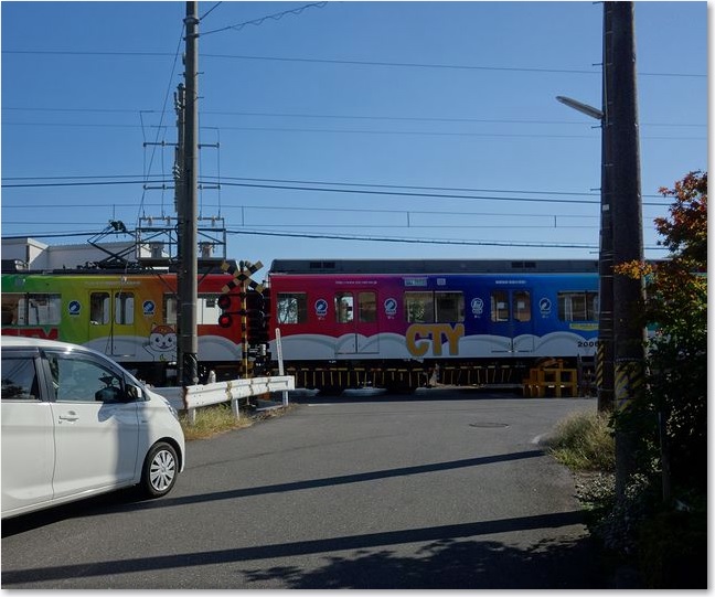 33踏切を行くCTY車