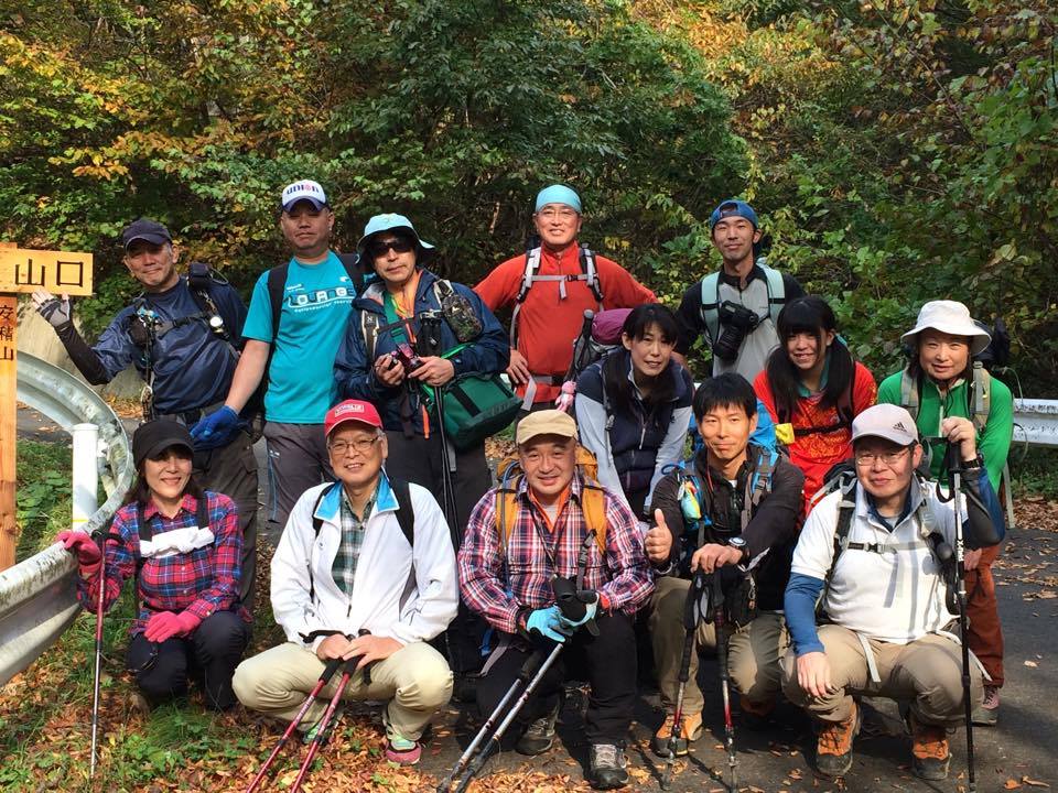 滝登山口で集合写真.jpg