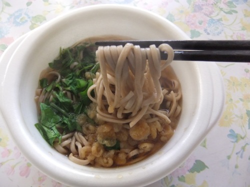 セブンイレブンの石臼挽き蕎麦粉の七草そば２