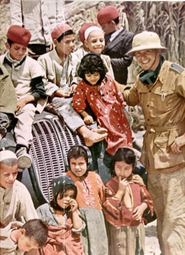 Afrikakorps_soldier_and_Arab_children.jpg