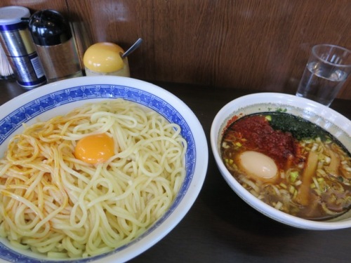 20120726_べんてん辛つけあつもり麺の上に卵黄web.JPG