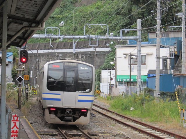 横須賀駅を出るE217系