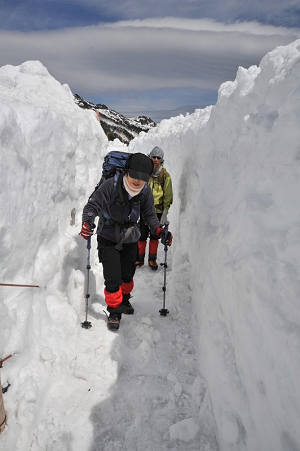 二日目　11.51　雪の回廊を歩くs.jpg
