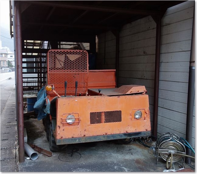 86道端のキャタピラ