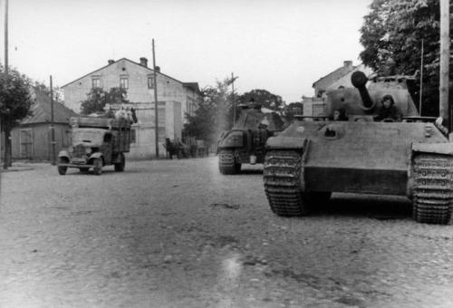 Bundesarchiv_Bild_101I-695-0419-03A,_Ostfront,_Panzer.jpg