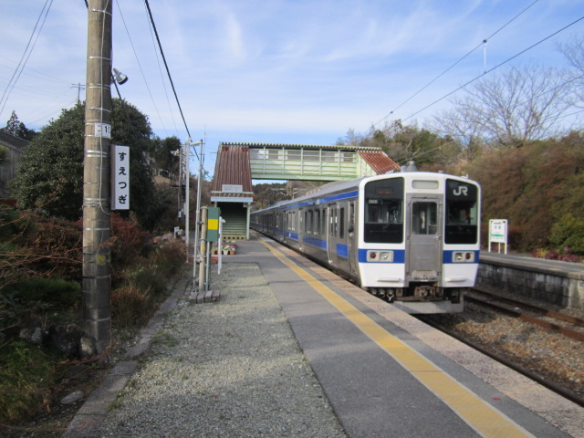 末続駅を出る列車