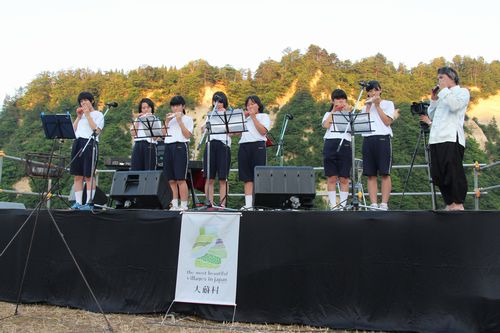 80214大蔵村ほたる火コンサート大蔵中1年生オカリナ共演500.jpg