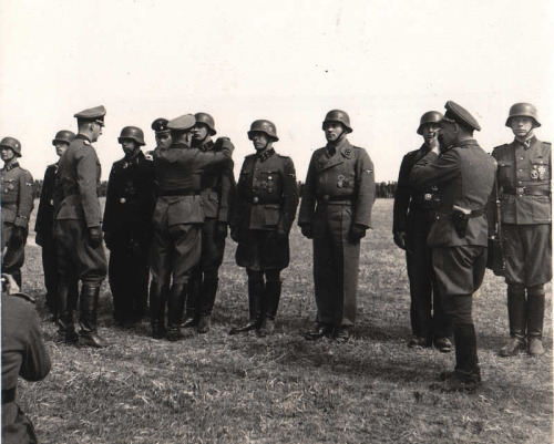 Das Reich award ceremony 20 April 1943g.jpg
